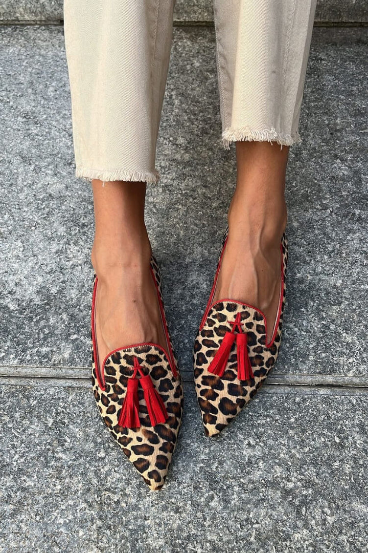 Juniper - Pointed loafer with red tassels